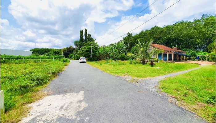ban-dat-mt-nhua-7x14m-gan-lang-nghi-duong-truong-hoc-xa-trung-lap-thuong-cu-chi