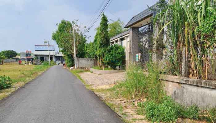 dat-mt-nhua-10x20m-full-tho-chu-ngop-ban-gap-xa-tan-thong-hoi