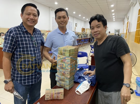 Giao dịch thành công, K/H chồng đủ tiền tại phòng công chứng