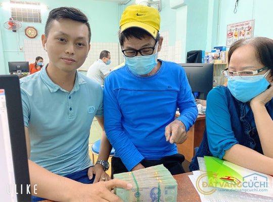 Khách mua đất chồng tiền tại văn phòng công chứng